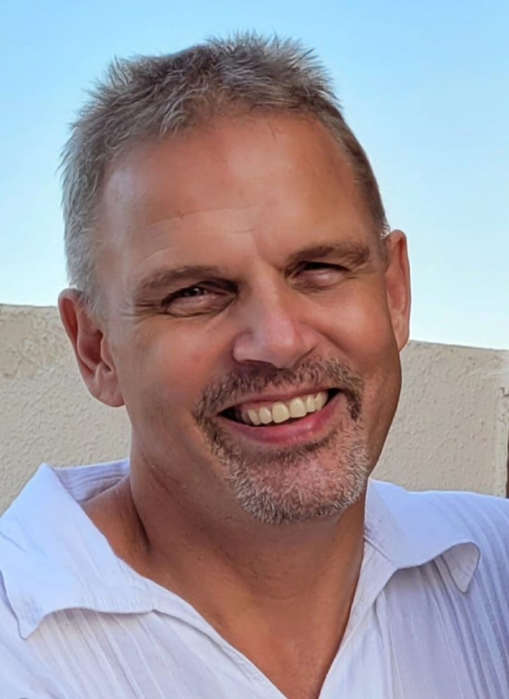 Portrait of Kenneth Bonde, environment and concept designer with a background in production leadership, animation and visual effects. Production leadership, animation, VFX, environment design and worldbuilding by Kenneth Bonde.